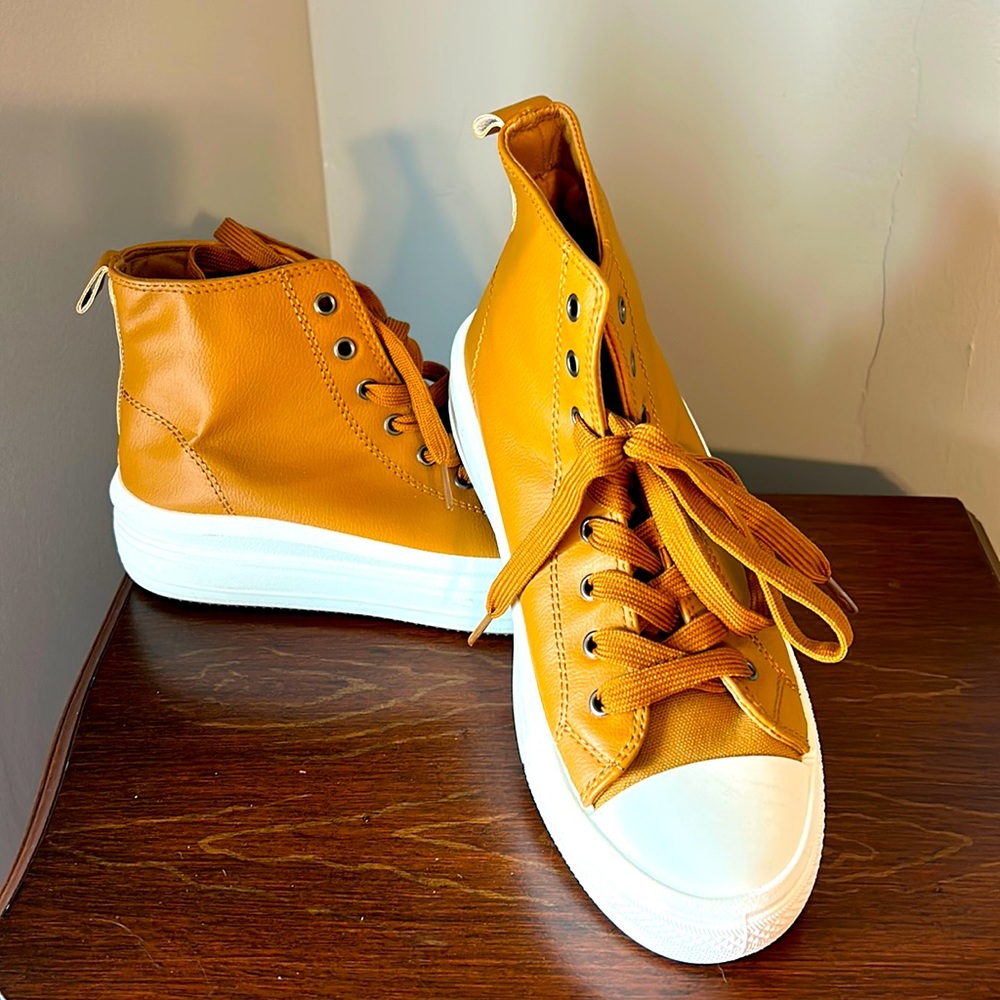 NWOB Tan high top platform Sneakers 8